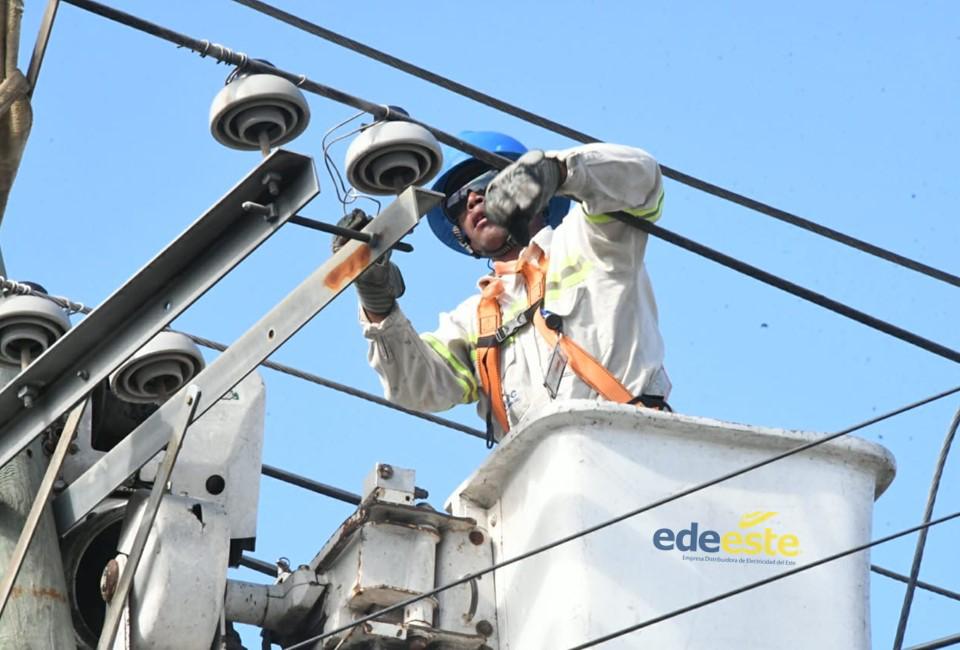 Edeeste informa concluyeron trabajos de mejora en circuito para optimizar el servicio eléctrico | 2 | Edeeste informa concluyeron trabajos de mejora en circuito para optimizar el servicio eléctrico - Noticias de hoy en República Dominicana | De Último Minuto