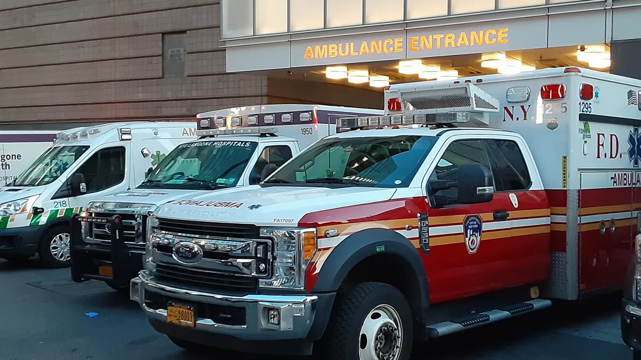 Motociclista fallece tras ser atropellado en Queens; conductor se da a la fuga