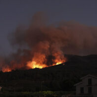 Más de 1.500 bomberos combaten cinco grandes incendios en Portugal