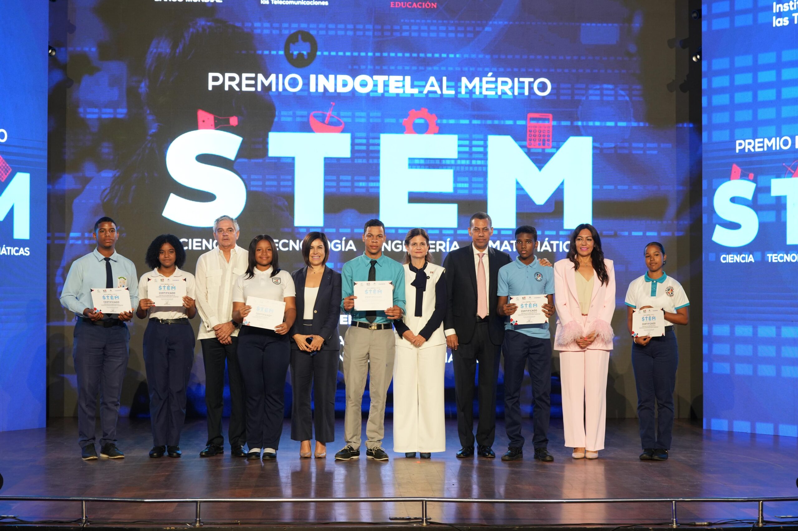 500 estudiantes reciben becas del INDOTEL en premiación STEM