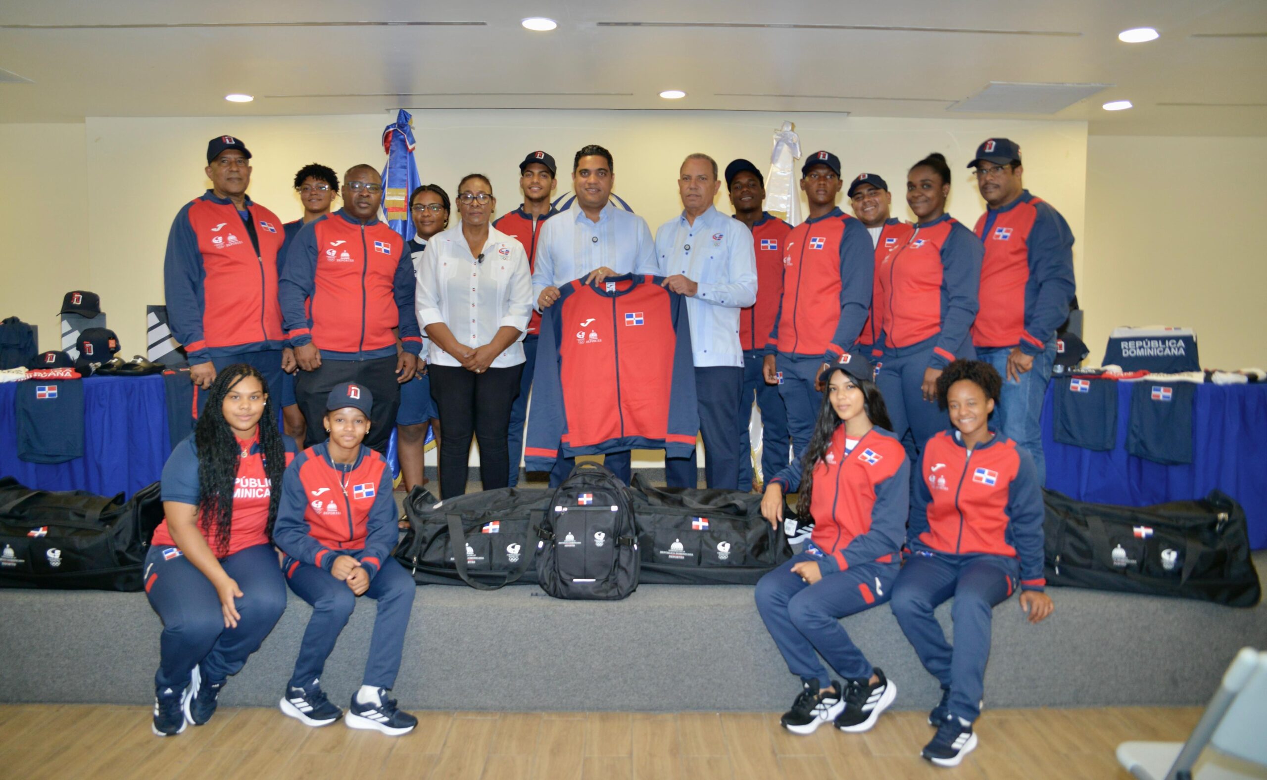 Ministro Kelvin Cruz entrega indumentaria que usarán atletas en Juegos Panamericanos Junior - Noticias de hoy en República Dominicana | De Último Minuto