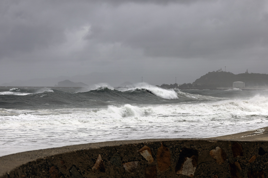 Huracán Flossie sigue fortaleciéndose mientras avanza en paralelo a costas mexicanas