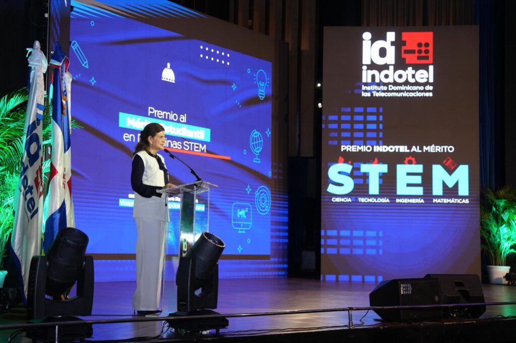 500 estudiantes reciben becas del INDOTEL en premiación STEM - Noticias de hoy en República Dominicana | De Último Minuto
