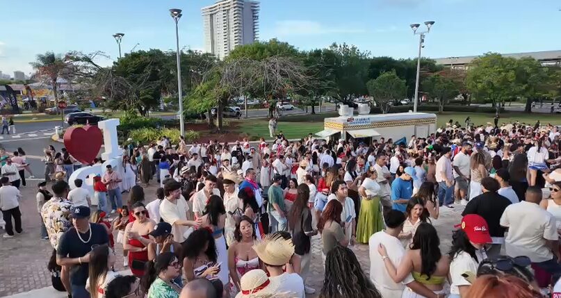 Miles de personas llegan al quinto concierto de Bad Bunny en el Coliseo de Puerto Rico