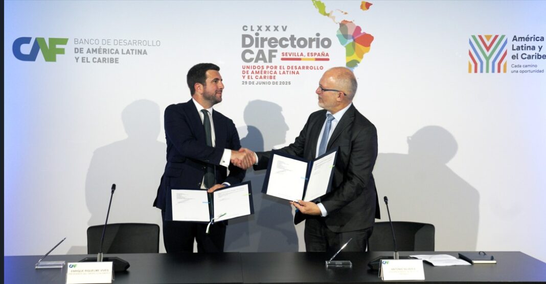 Enrique Riquelme, presidente ejecutivo de Cox y Antonio Silveira, vicepresidente del Sector privado de CAF. (1)