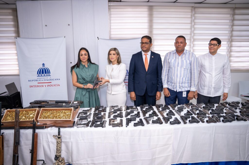 Interior y Policía recibe 218 armas de fuego ilegales que fueron sacadas de las calles - Noticias de hoy en República Dominicana | De Último Minuto