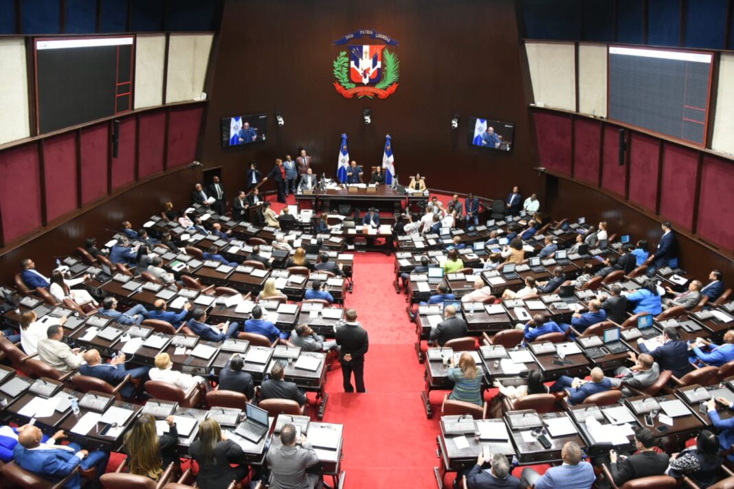Diputados aprueban en primera lectura proyecto de ley sobre pasantías de médicos recién graduados