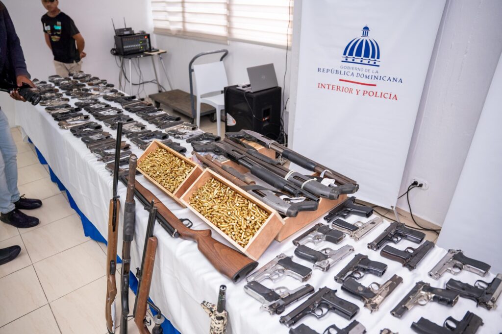 Interior y Policía recibe 218 armas de fuego ilegales que fueron sacadas de las calles - Noticias de hoy en República Dominicana | De Último Minuto