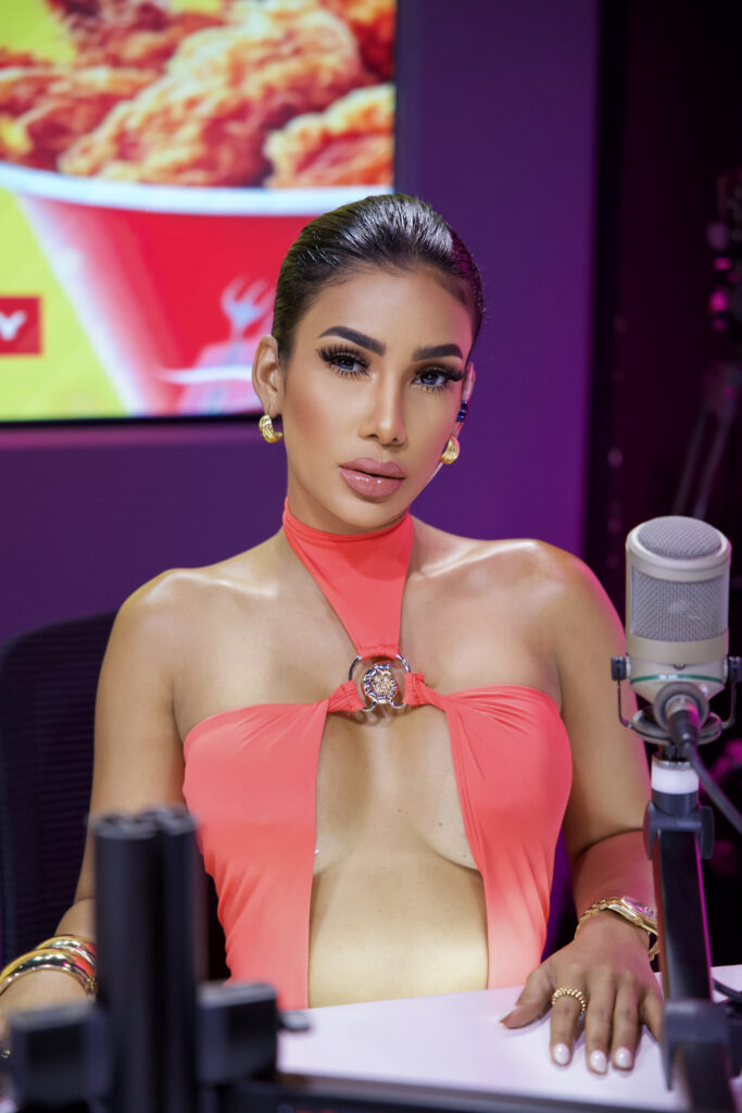 Biografía de Caro Brito: de Colombia a los medios de República Dominicana | 5 | Caro Brito afligida hasta las lágrimas tras situación con Amelia Alcántara en Sin Filtro