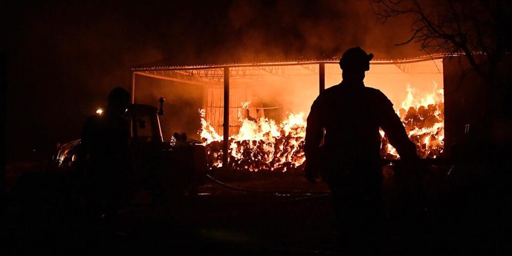 Más de 300 bomberos siguen luchando contra el incendio en el sur de Grecia