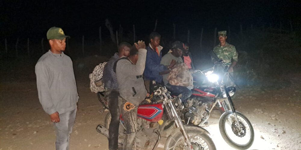En tres motocicletas detienen a 7 indocumentados en Montecristi