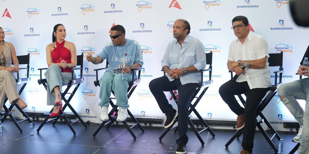 Alofoke Radio Show llega a miles de dominicanos con transmisión en vivo durante jornada de bancarización en Los Mina