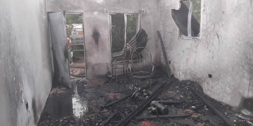 Incendio consume taller de ebanistería en una comunidad de Salcedo