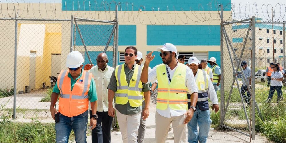 Ministro Bonilla inspecciona avances finales  en la construcción del CCR Las Parras