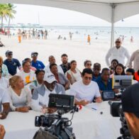 Collado firma acuerdo para intervenir Playa y Malecón de Boca Chica