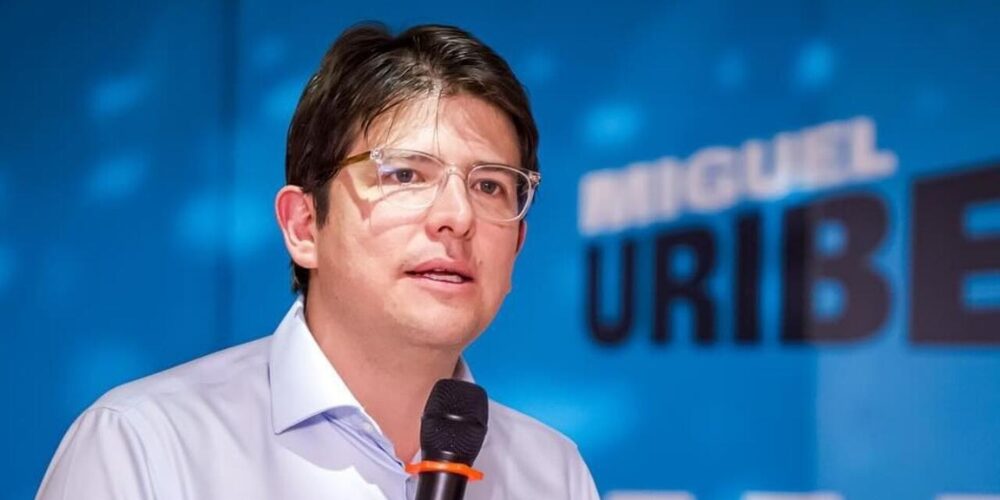 El senador Uribe Turbay lidera la intención de voto un mes después del atentado