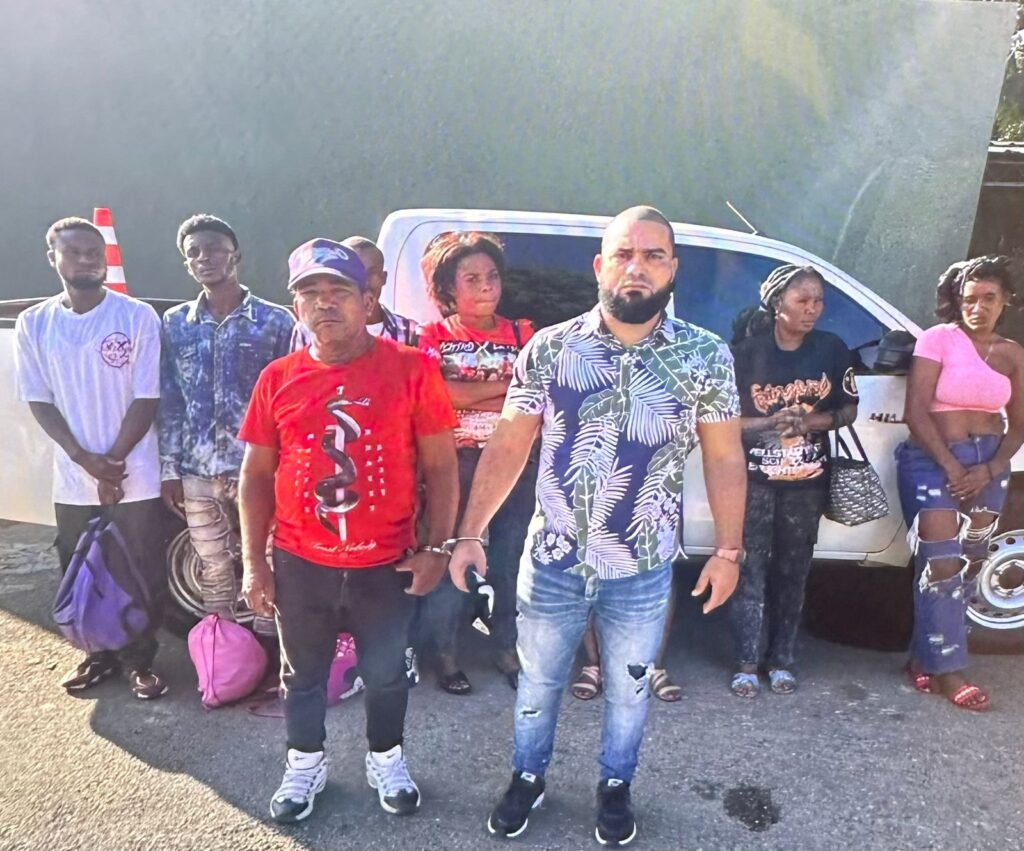 Funcionario del MOPC en Dajabón es detenido por trasladar indocumentados en vehículo oficial | 4 | Funcionario del MOPC en Dajabón es detenido por trasladar indocumentados en vehículo oficial - Noticias de hoy en República Dominicana | De Último Minuto