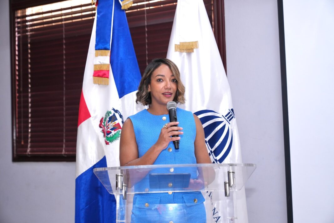 La viceministra Betty Soto ofrece palabras de bienvenida e introducción de la presentación.