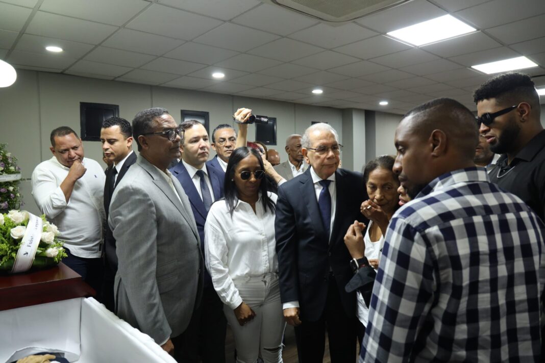 Danilo Medina acude a dar el pésame por fallecimiento del dirigente Danilo Santos