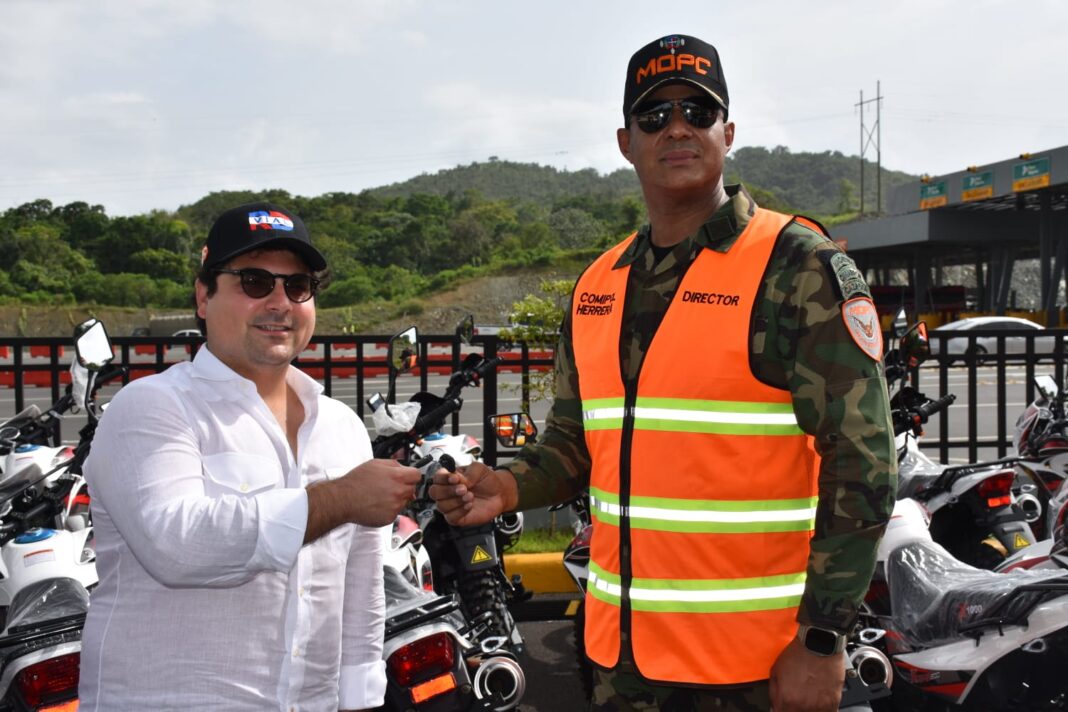 RD Vial dona 15 motocicletas a Comipol para reforzar asistencia en las carreteras