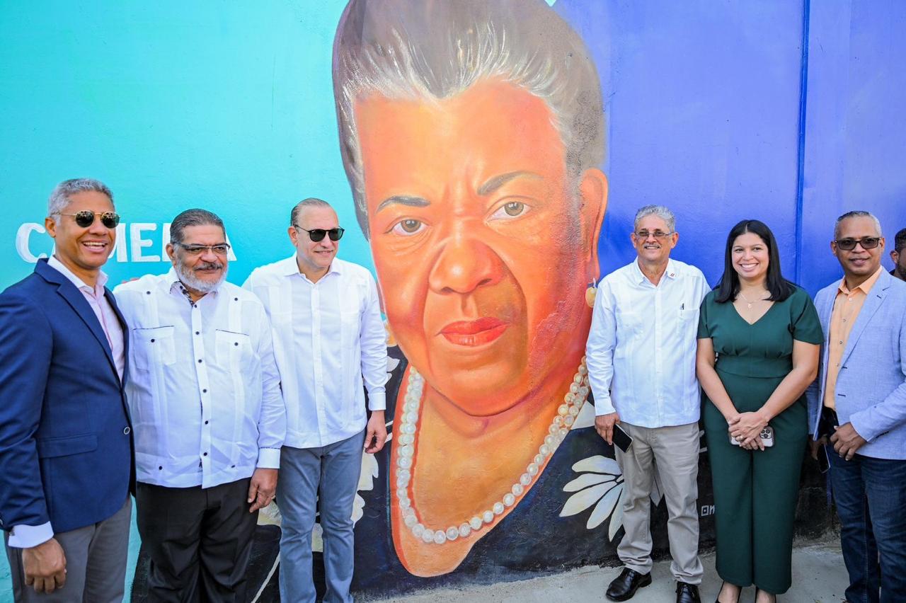 Santiago rinde homenaje a los maestros con nuevo paseo y mural artístico