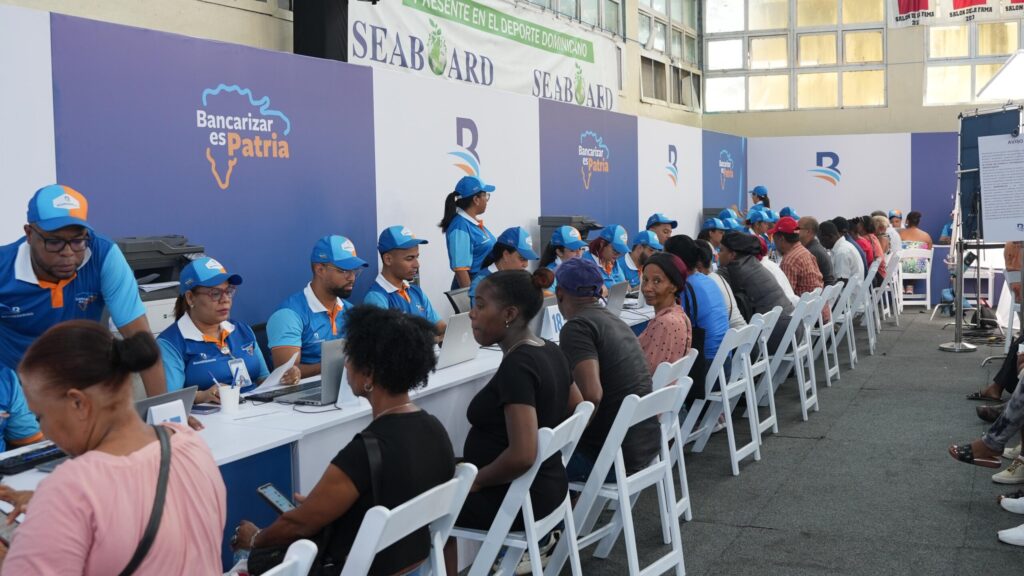Cientos de personas llegan al Club Los Mina para jornada de bancarización de Banreservas | 2 | Cientos de personas llegan al Club Los Mina para jornada de bancarización de Banreservas - Noticias de hoy en República Dominicana | De Último Minuto