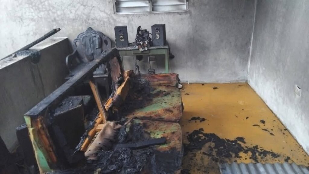 Incendio consume taller de ebanistería en una comunidad de Salcedo | 2 | Incendio consume taller de ebanistería en una comunidad de Salcedo - Noticias de hoy en República Dominicana | De Último Minuto