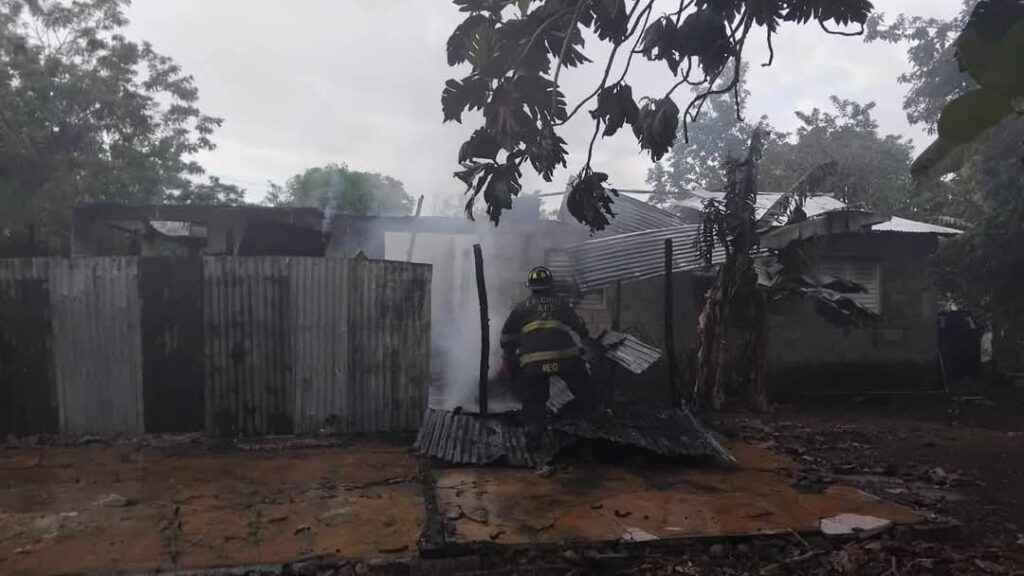 Incendio consume taller de ebanistería en una comunidad de Salcedo | 3 | Incendio consume taller de ebanistería en una comunidad de Salcedo - Noticias de hoy en República Dominicana | De Último Minuto