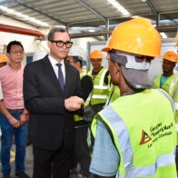 Ministro de Trabajo, Eddy Olivares., saluda a trabajadores.