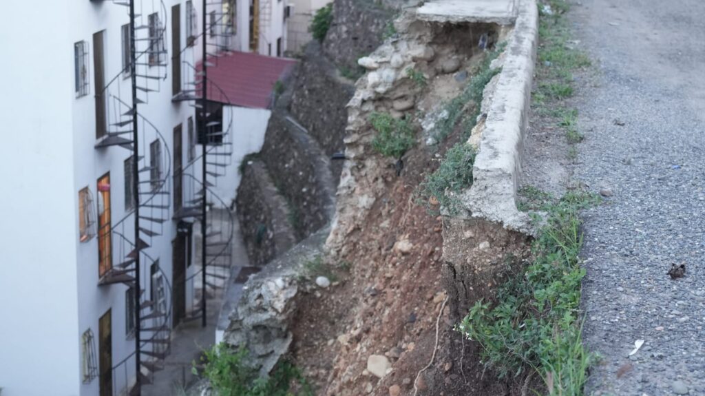 Residentes en Santa Clara, Manoguayabo, temen ocurra tragedia tras colapso de calle hace 6 años | 11 | Residentes en Santa Clara, Manoguayabo, temen ocurra tragedia tras colapso de calle hace 6 años - Noticias de hoy en República Dominicana | De Último Minuto