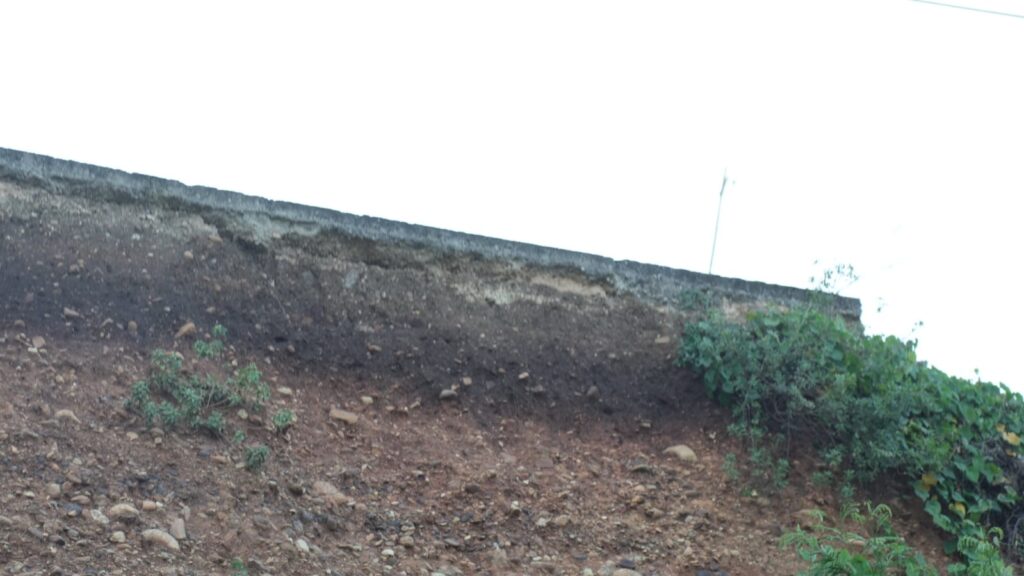 Residentes en Santa Clara, Manoguayabo, temen ocurra tragedia tras colapso de calle hace 6 años | 3 | Residentes en Santa Clara, Manoguayabo, temen ocurra tragedia tras colapso de calle hace 6 años - Noticias de hoy en República Dominicana | De Último Minuto