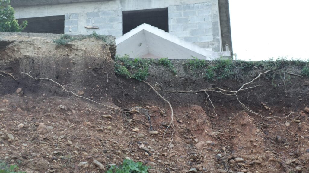 Residentes en Santa Clara, Manoguayabo, temen ocurra tragedia tras colapso de calle hace 6 años | 2 | Residentes en Santa Clara, Manoguayabo, temen ocurra tragedia tras colapso de calle hace 6 años - Noticias de hoy en República Dominicana | De Último Minuto