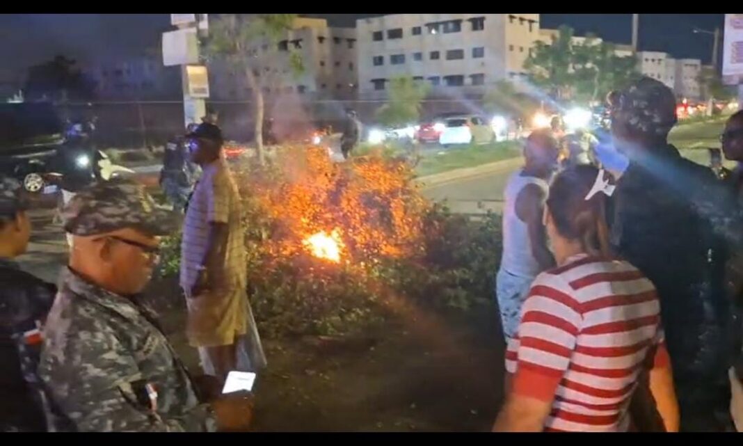 Residentes de San Isidro Labrador protestan con quema de neumáticos por larga tanda de apagones