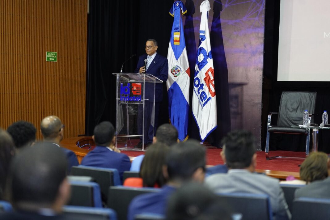 Fausto Rosario, miembro del Consejo de Directores de Indotel durante sus palabras de bienvenida.
