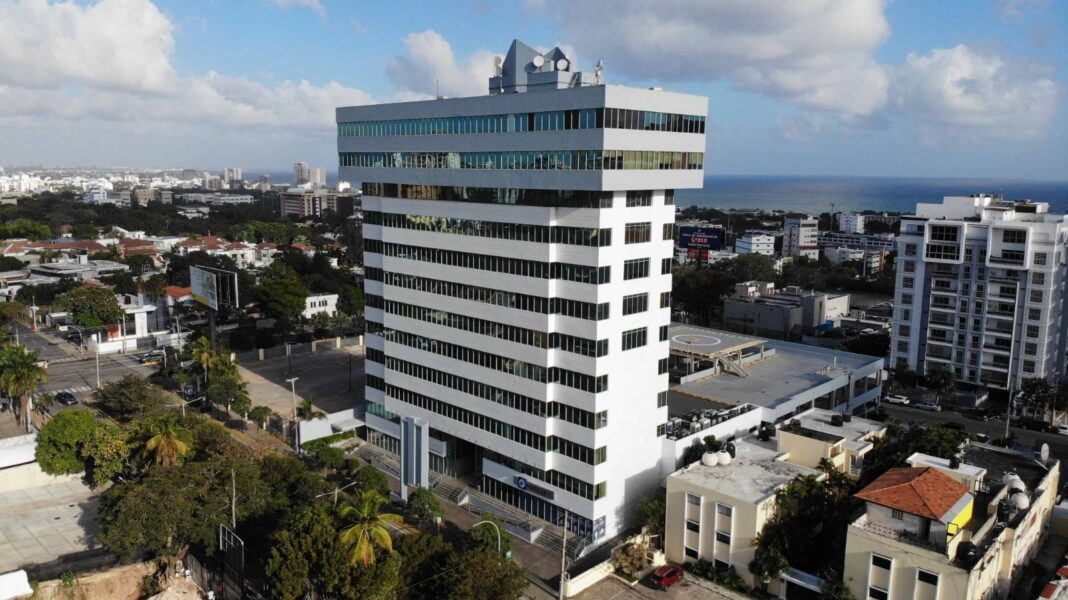 Sectores empresariales califican de regresiva reforma laboral aprobada por el Senado