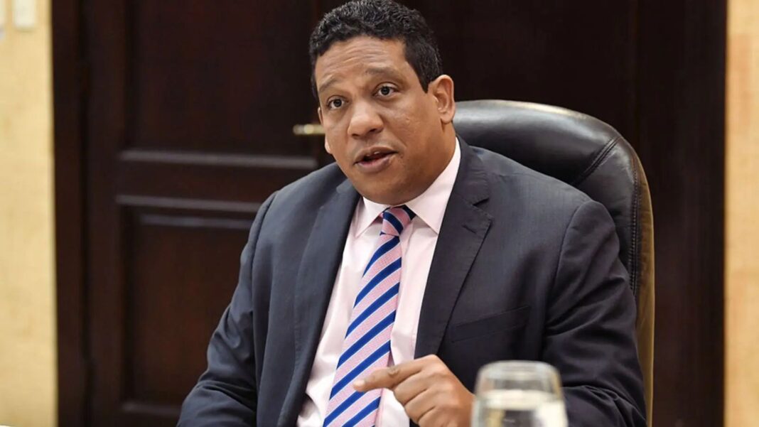 Oposición de Milton Morrison a firmar nuevo contrato con Dekolor, en cumplimiento con la ley, desató jauría de acosos y chantajes