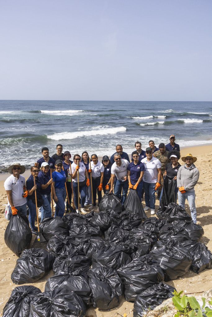 La Dirección General de Bellas Artes realiza jornada de limpieza en Playa las Tortugas