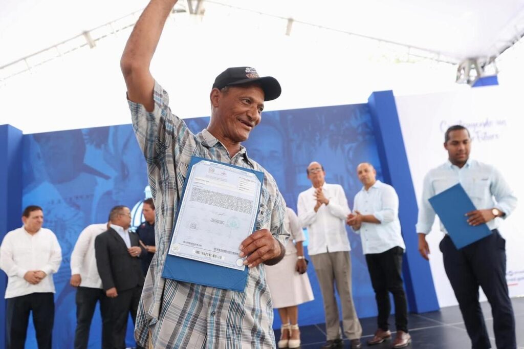 Vicepresidenta Raquel Peña entrega títulos definitivos en Villa Liberación, Bonao | 4 | Vicepresidenta Raquel Peña entrega títulos definitivos en Villa Liberación, Bonao - Noticias de hoy en República Dominicana | De Último Minuto