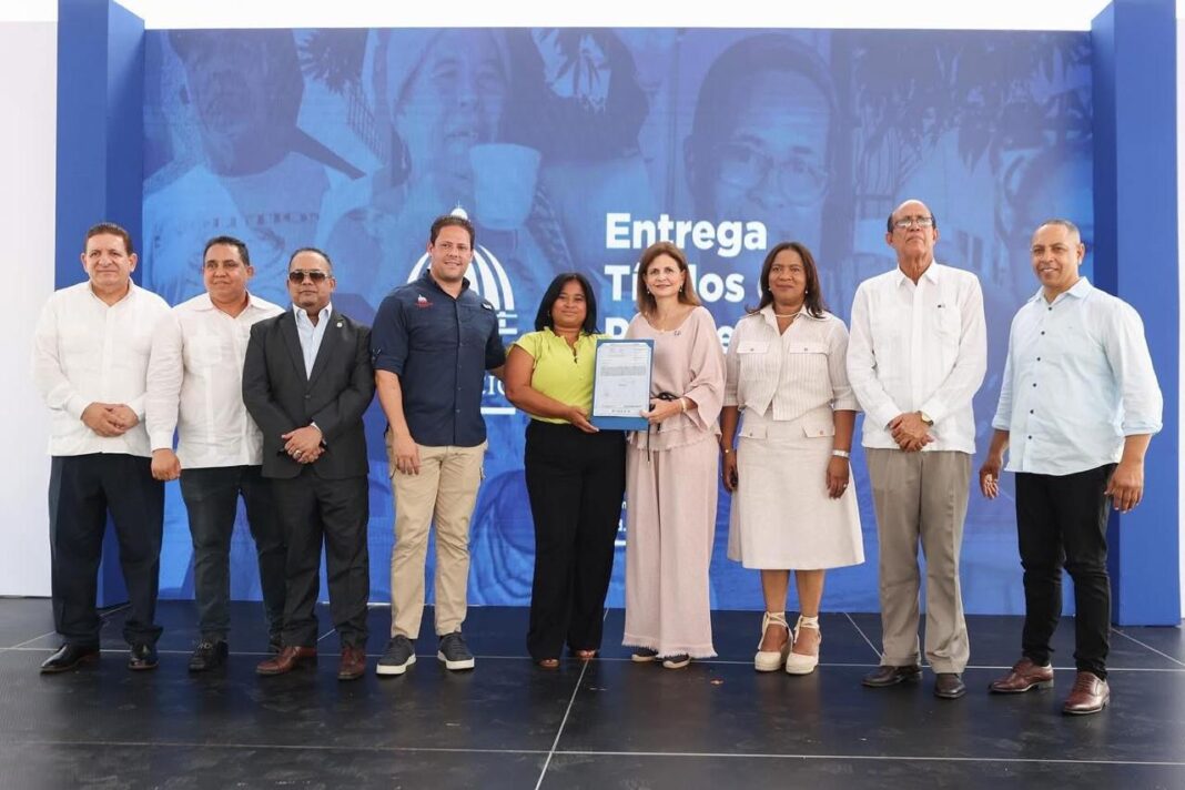 Vicepresidenta Raquel Peña entrega títulos definitivos en Villa Liberación, Bonao