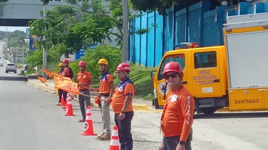 Defensa Civil en Santiago participa en operativo simultáneo de prevención en la autopista del país. Santiago.- La Defensa Civil Dominicana continúa con el gran operativo de prevención que se lleva a cabo a nivel nacional, por instrucciones del Director Ejecutivo, Juan Salas, junto al encargado de operaciones, Delfín Rodríguez. En la provincia de Santiago, el director regional Francisco Arias informó que el personal de la Defensa Civil de esta ciudad, se encuentra activamente instalado en las inmediaciones del Aeropuerto Internacional del Cibao durante este fin de semana (sábado y domingo), como parte de las acciones preventivas y de apoyo a los ciudadanos que coordina el Ministerio de Interior y Policía con otras instituciones De manera simultánea, el equipo sigue recibiendo entrenamientos de inducción, primeros auxilios y manejo de emergencias, reforzando así sus capacidades para dar respuestas eficaces ante cualquier eventualidad que pueda presentarse, tanto en Santiago como en otras provincias de la región. Arias expresó su satisfacción por el compromiso, entrega y disposición de los voluntarios, destacando que “Santiago está activo y preparado para enfrentar cualquier situación de emergencia que se presente. Contamos con hombres y mujeres valientes que siempre están listos para servir”. En ese sentido, indicó que el organismo de socorro, reafirma su compromiso con la prevención, la preparación y la protección de las vidas humanas, trabajando de forma permanente en beneficio de la población