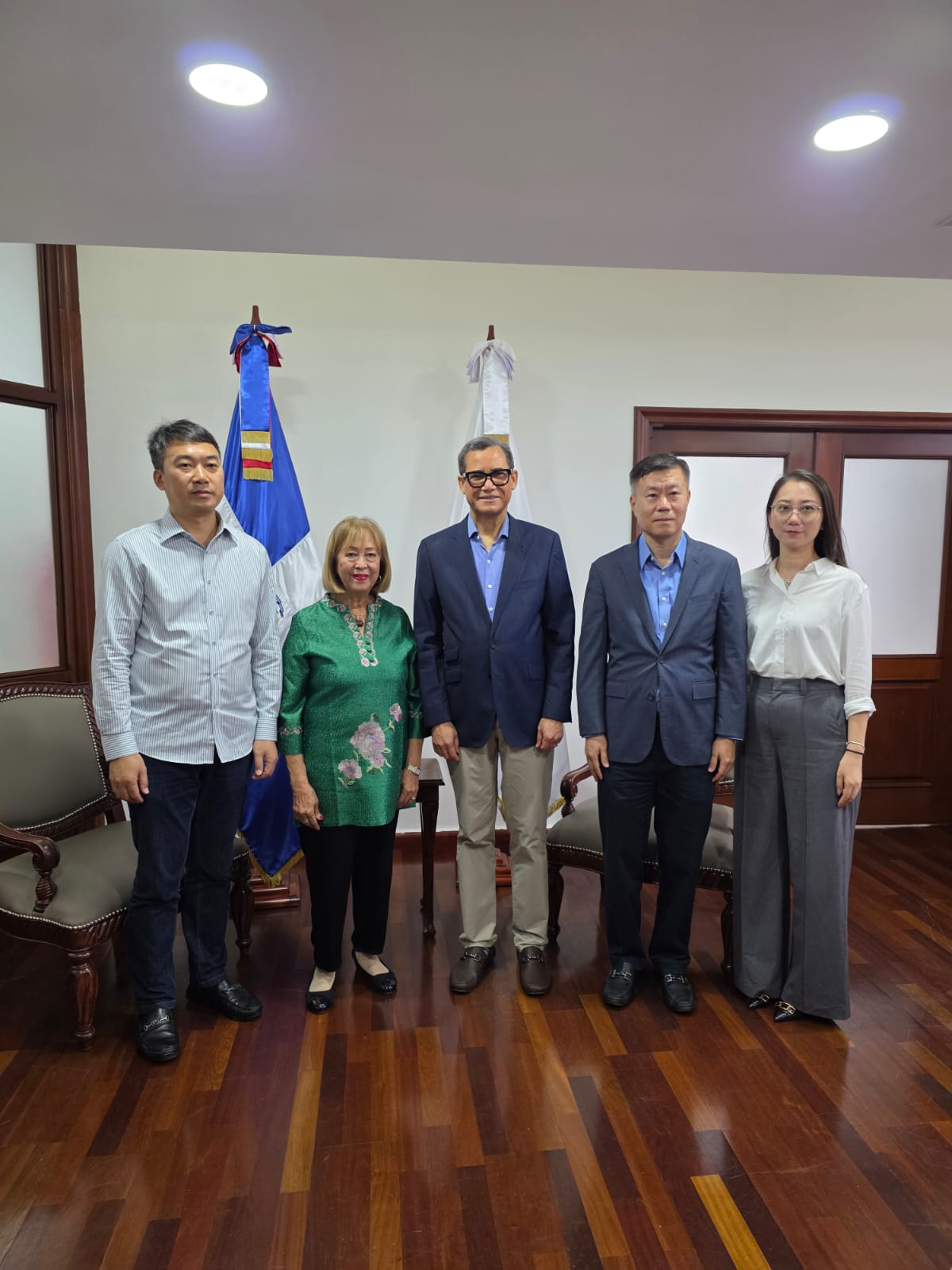 Colonia China se reúne con Ministro de Trabajo por cierre de negocios en la Duarte - Noticias de hoy en República Dominicana | De Último Minuto