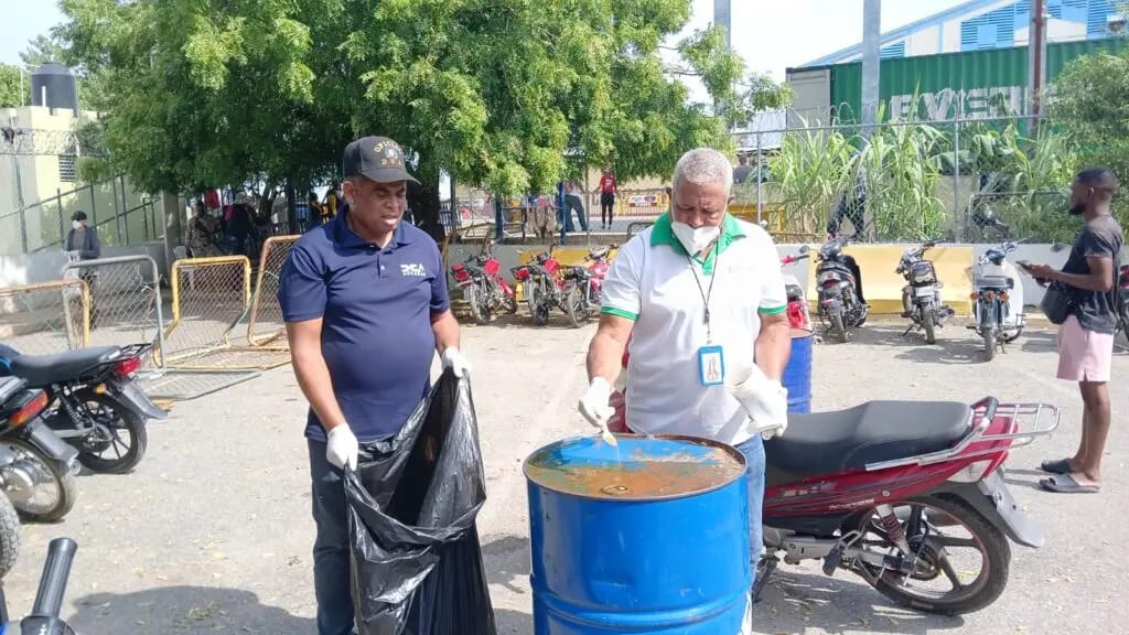 Salud Pública y Aduanas retiran plásticos y chatarras durante operativo en Dajabón - Noticias de hoy en República Dominicana | De Último Minuto