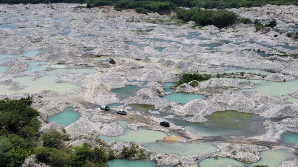 Detienen a ciudadanos e incautan camiones en operativos contra explotación ilegal de recursos naturales - Noticias de hoy en República Dominicana | De Último Minuto
