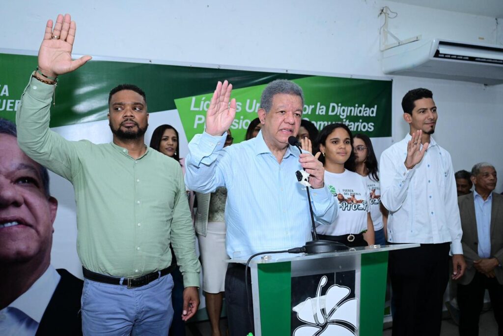 Omar Fernández inspira juramentados en la Fuerza del Pueblo durante acto en Bonao | 2 | Omar Fernández inspira juramentados en la Fuerza del Pueblo durante acto en Bonao - Noticias de hoy en República Dominicana | De Último Minuto