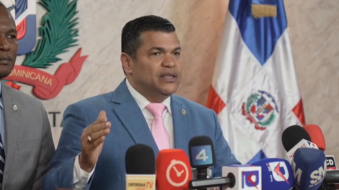 Tobías Crespo deposita proyecto para declarar el Jardín Botánico y otros parques como áreas protegidas nacionales - Noticias de hoy en República Dominicana | De Último Minuto