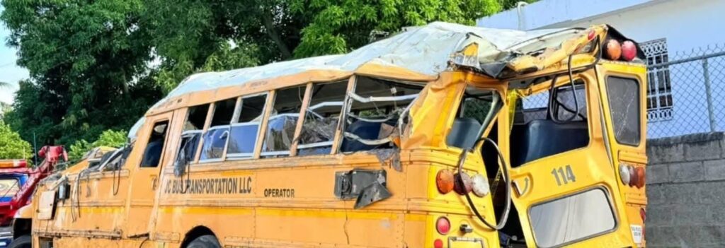 Autobús que se accidentó en Jamao–San Víctor quedó totalmente destruido | 3 | Autobús que se accidentó en Jamao–San Víctor quedó totalmente destruido - Noticias de hoy en República Dominicana | De Último Minuto