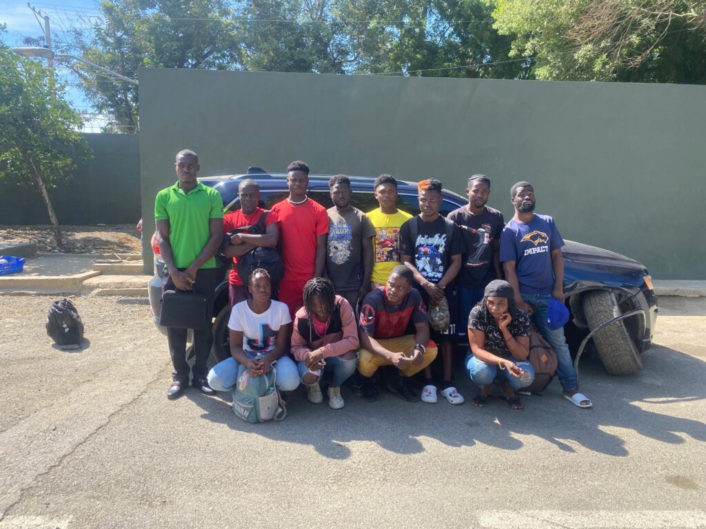 Ejército intercepta vehículo con 14 haitianos en situación irregular en Mao, Valverde | 2 | Ejército intercepta vehículo con 14 haitianos en situación irregular en Mao, Valverde - Noticias de hoy en República Dominicana | De Último Minuto
