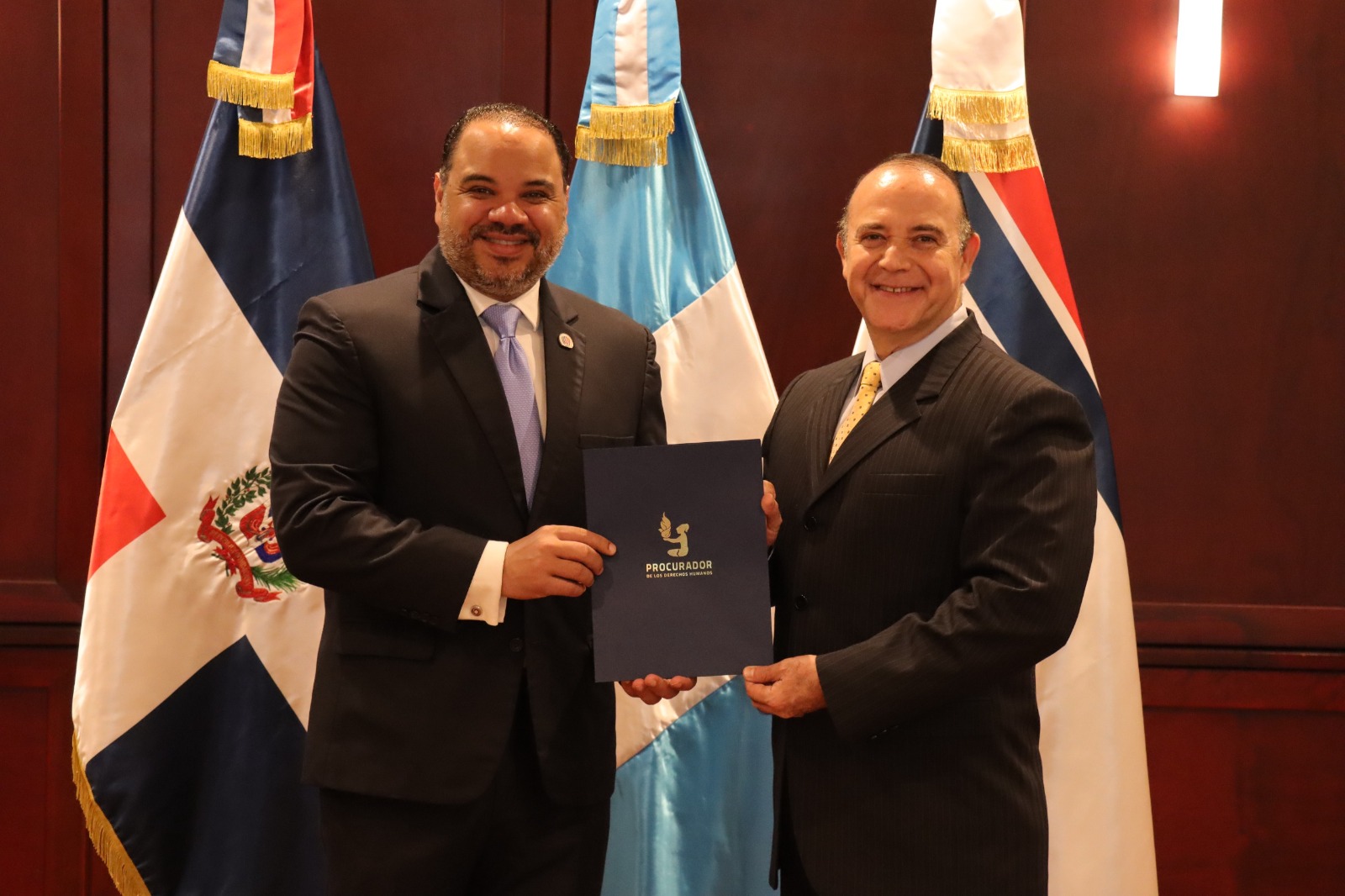Defensor del Pueblo recibe reconocimiento internacional