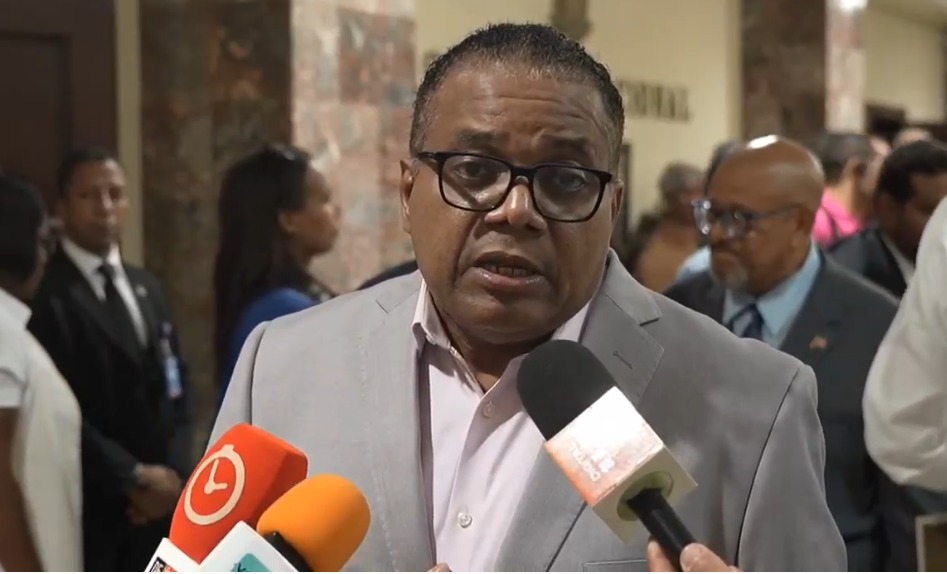 Senado reconoce a Pochy Familia por su trayectoria