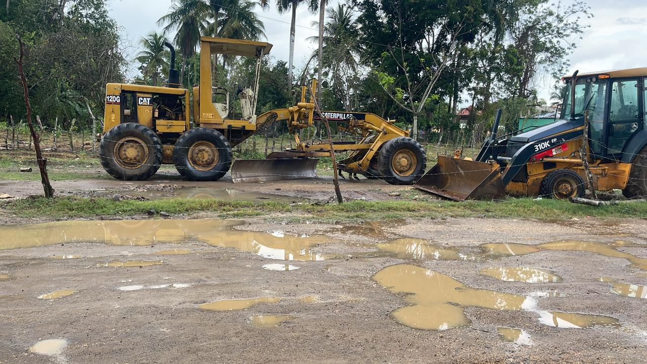 Empresas contratistas paralizan obras en Chirino, Monte Plata, generando malestar comunitario